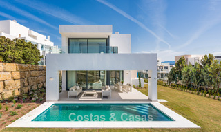 Villas de luxe neuves, modernes et individuelles à vendre à côté du terrain de golf à Estepona 800233 