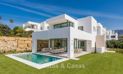 Villas de luxe neuves, modernes et individuelles à vendre à côté du terrain de golf à Estepona 800234