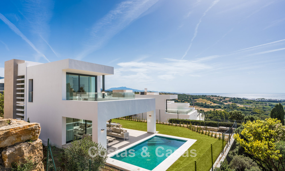 Villas de luxe neuves, modernes et individuelles à vendre à côté du terrain de golf à Estepona 800235