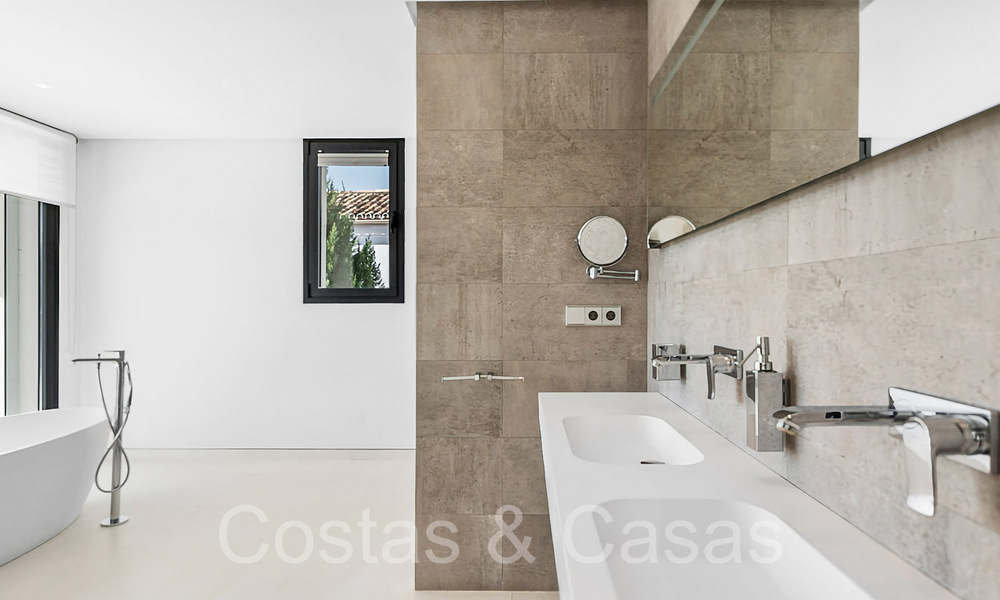 Villa de luxe moderniste à vendre dans une urbanisation fermée à La Quinta, Marbella - Benahavis 65721