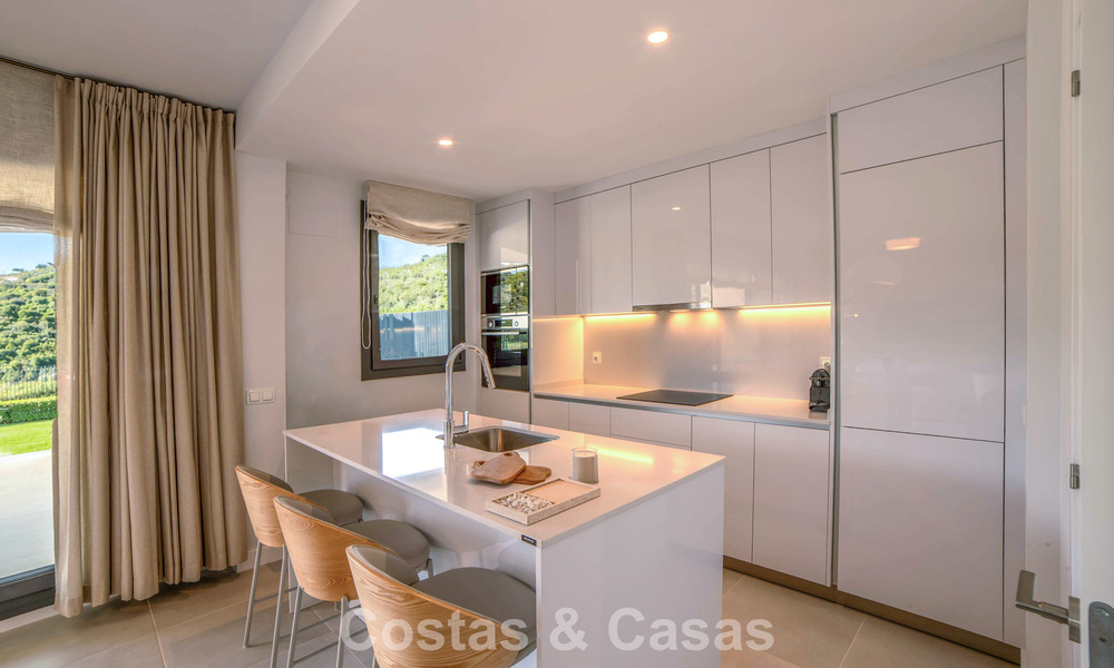Appartements de nouvelle construction au design avant-gardiste à vendre, en première ligne de golf à Casares, Costa del Sol 798998