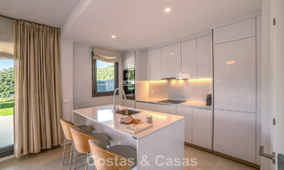 Appartements de nouvelle construction au design avant-gardiste à vendre, en première ligne de golf à Casares, Costa del Sol 798998 