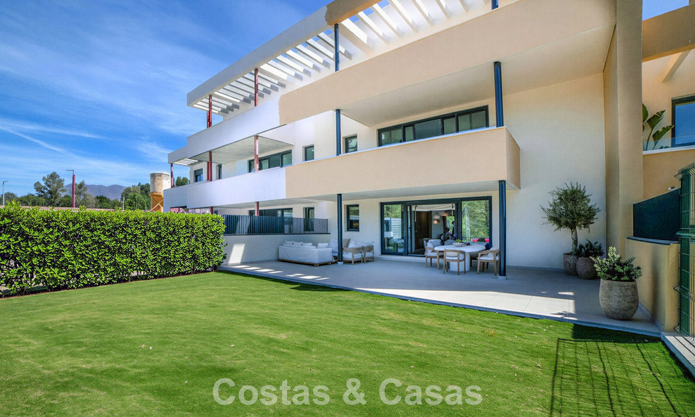 Appartements de nouvelle construction au design avant-gardiste à vendre, en première ligne de golf à Casares, Costa del Sol 798999