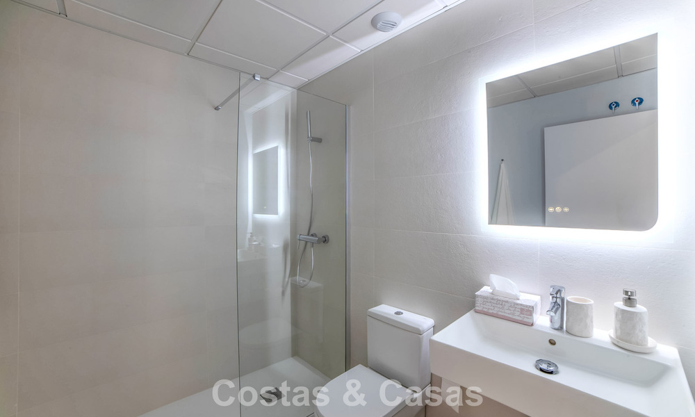 Appartements de nouvelle construction au design avant-gardiste à vendre, en première ligne de golf à Casares, Costa del Sol 799001