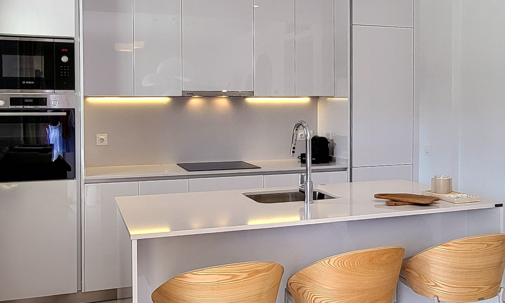 Appartements de nouvelle construction au design avant-gardiste à vendre, en première ligne de golf à Casares, Costa del Sol 799010
