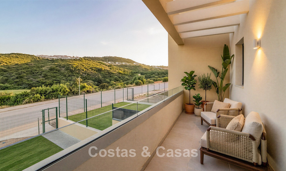 Appartements de nouvelle construction au design avant-gardiste à vendre, en première ligne de golf à Casares, Costa del Sol 799015