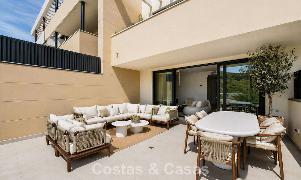 Appartements de nouvelle construction au design avant-gardiste à vendre, en première ligne de golf à Casares, Costa del Sol 799022