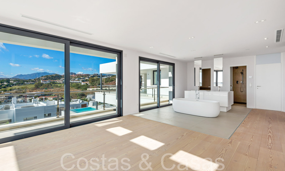 Villa neuve de style architectural moderne à vendre dans la vallée du golf de Nueva Andalucia, Marbella 65942