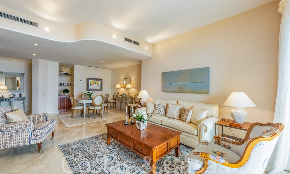 Appartement spacieux à vendre dans un complexe de plage fermé avec vue imprenable sur la mer à l'est du centre de Marbella 66030