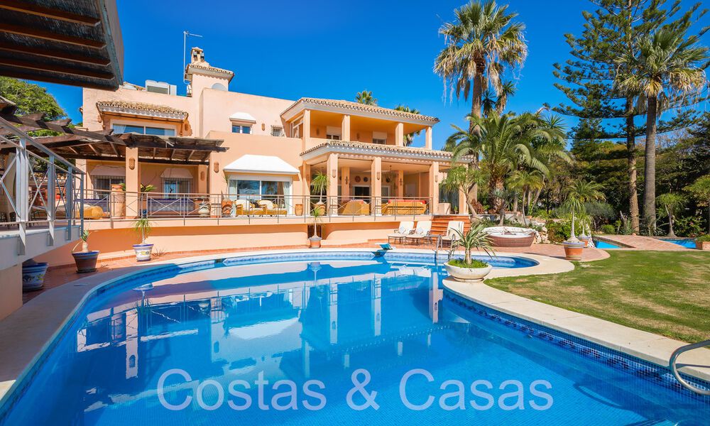 Villa andalouse à vendre directement sur la plage, sur le New Golden Mile entre Marbella et Estepona 66247