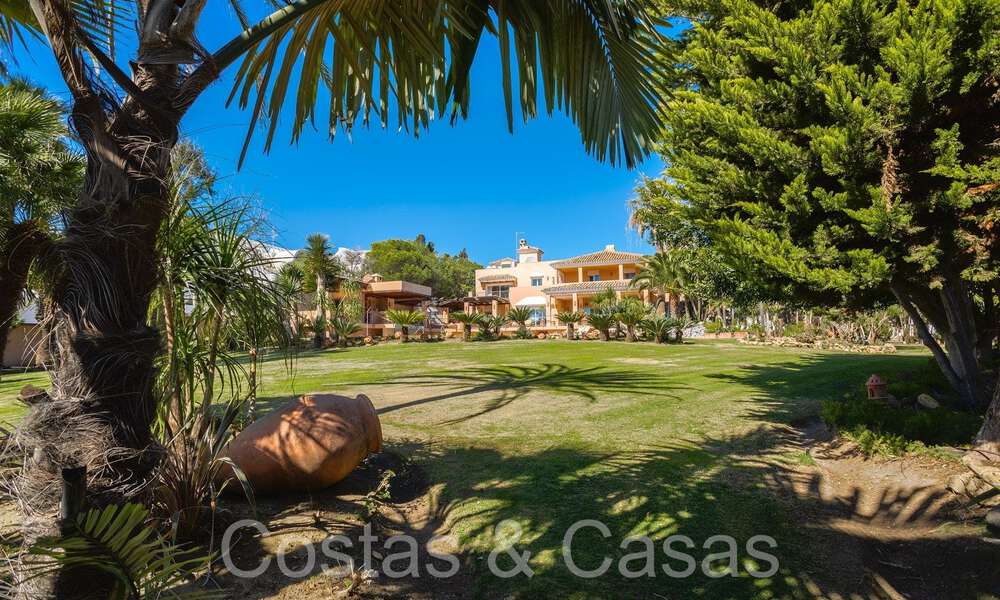 Villa andalouse à vendre directement sur la plage, sur le New Golden Mile entre Marbella et Estepona 66248