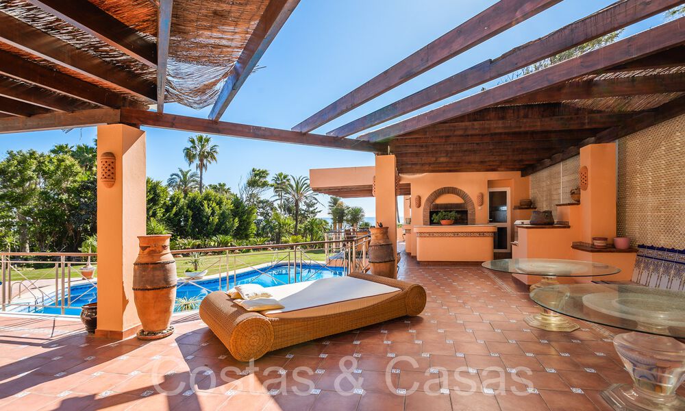 Villa andalouse à vendre directement sur la plage, sur le New Golden Mile entre Marbella et Estepona 66302