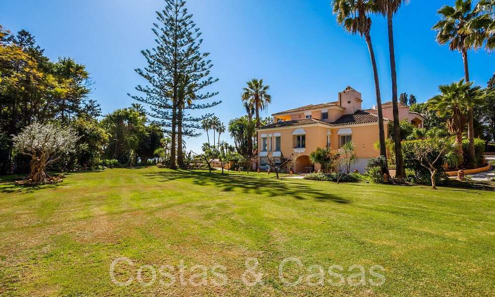 Villa andalouse à vendre directement sur la plage, sur le New Golden Mile entre Marbella et Estepona 66316