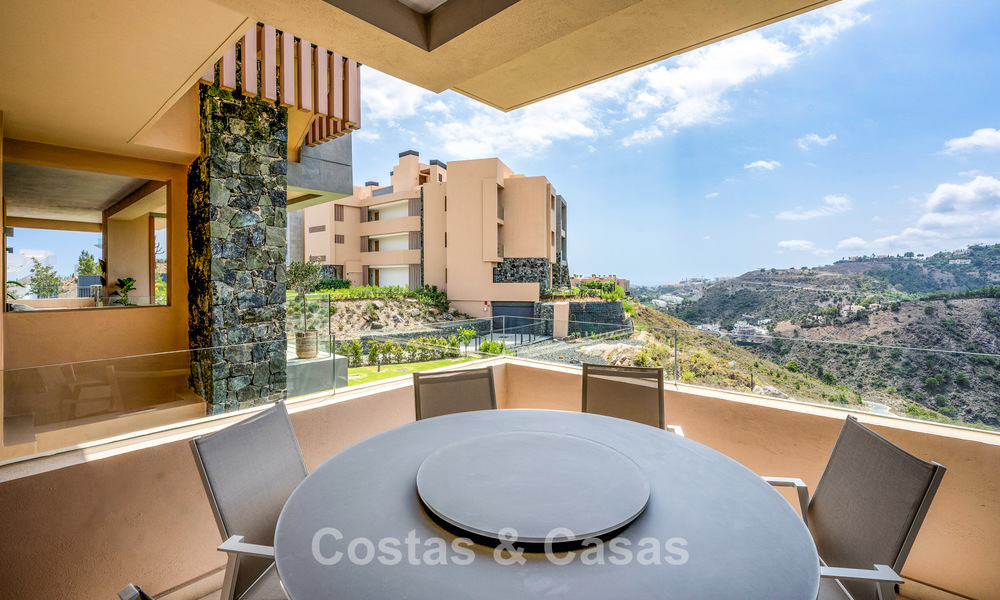 Prêt à emménager, appartement de luxe à vendre dans un prestigieux complexe de golf sur les collines de Marbella - Benahavis 66486