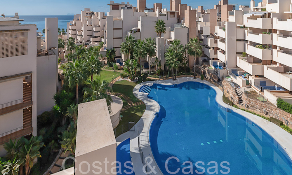Penthouse en duplex contemporain à vendre dans un complexe de première ligne de plage avec piscine privée entre Marbella et Estepona 66578