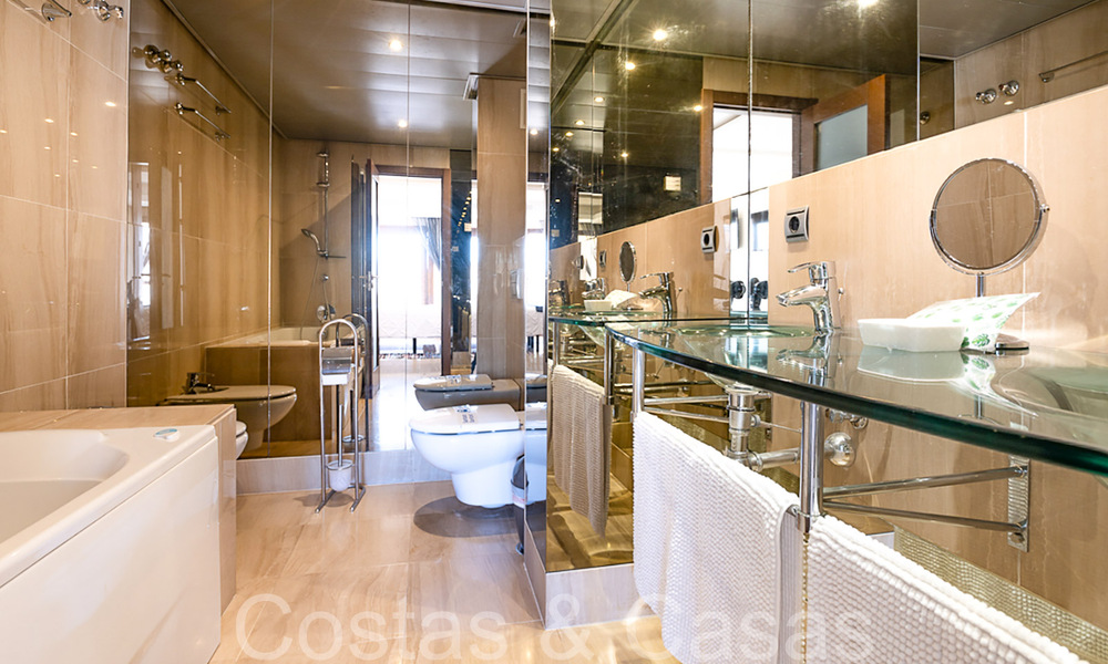 Penthouse en duplex contemporain à vendre dans un complexe de première ligne de plage avec piscine privée entre Marbella et Estepona 66585