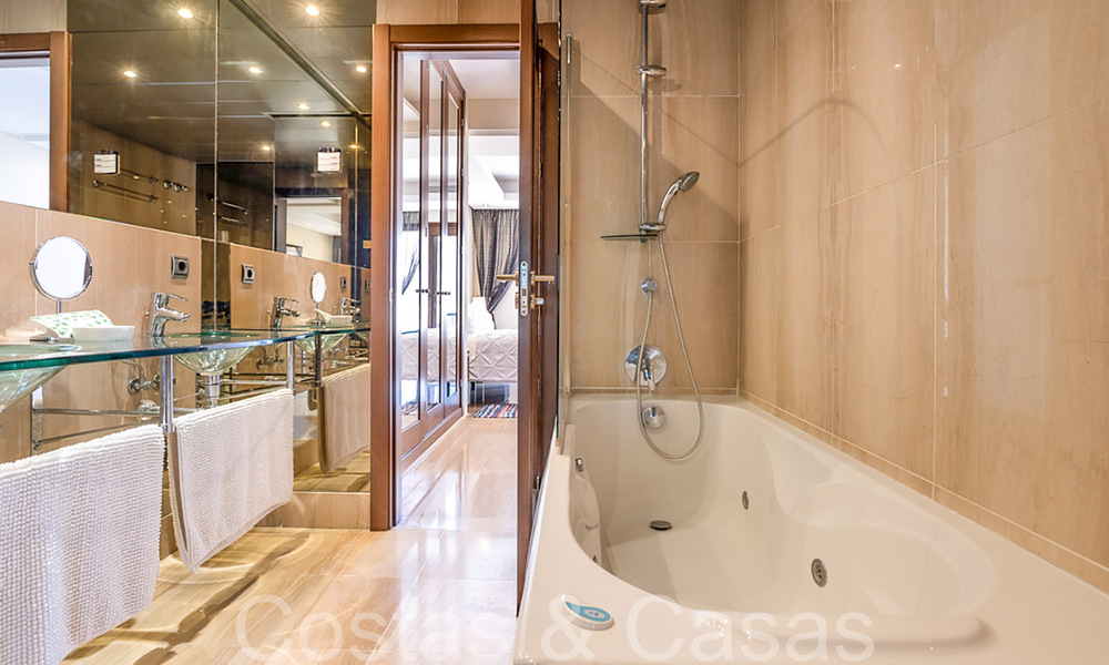 Penthouse en duplex contemporain à vendre dans un complexe de première ligne de plage avec piscine privée entre Marbella et Estepona 66586