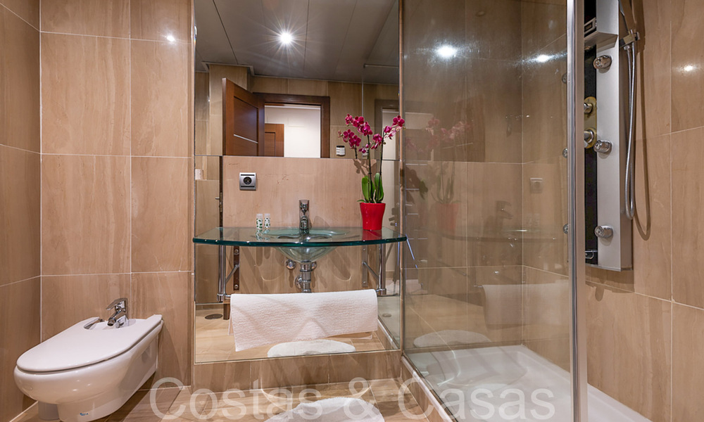 Penthouse en duplex contemporain à vendre dans un complexe de première ligne de plage avec piscine privée entre Marbella et Estepona 66589