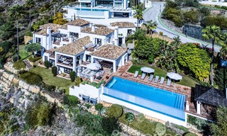 Villa de luxe méditerranéenne à vendre avec vue sur le golf et la mer dans une urbanisation fermée à La Quinta, Marbella - Benahavis 66697 