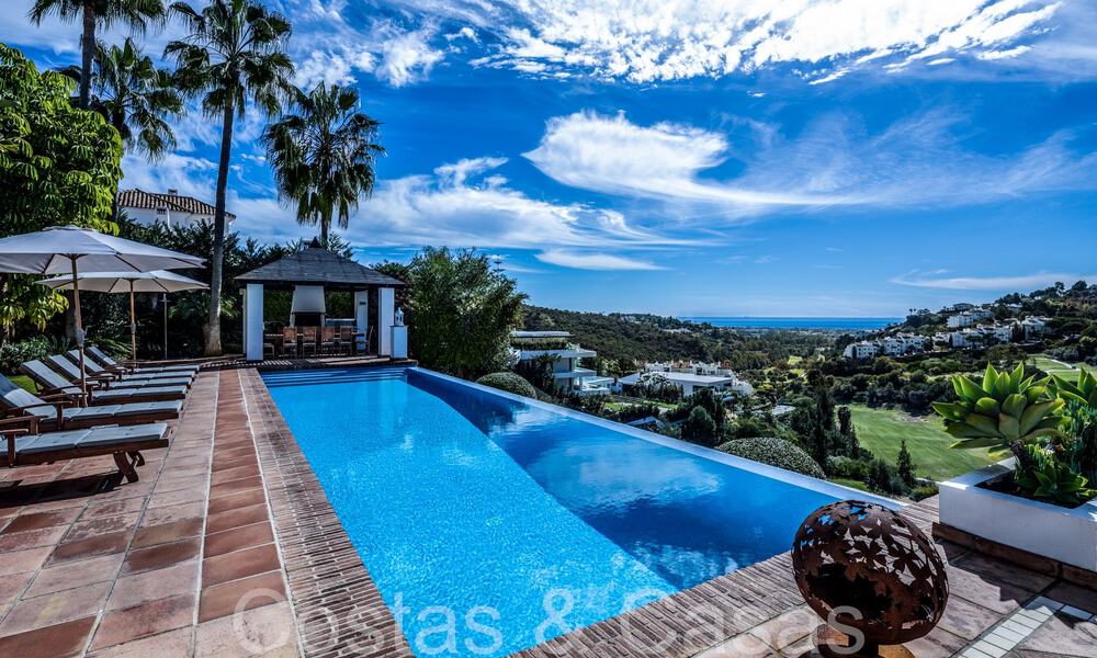 Villa de luxe méditerranéenne à vendre avec vue sur le golf et la mer dans une urbanisation fermée à La Quinta, Marbella - Benahavis 66698