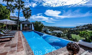 Villa de luxe méditerranéenne à vendre avec vue sur le golf et la mer dans une urbanisation fermée à La Quinta, Marbella - Benahavis 66698 