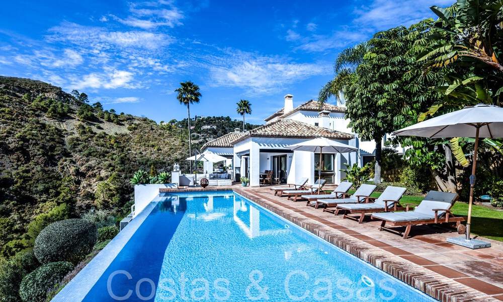 Villa de luxe méditerranéenne à vendre avec vue sur le golf et la mer dans une urbanisation fermée à La Quinta, Marbella - Benahavis 66699
