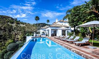 Villa de luxe méditerranéenne à vendre avec vue sur le golf et la mer dans une urbanisation fermée à La Quinta, Marbella - Benahavis 66699 