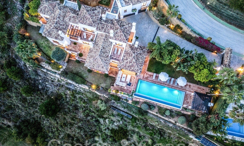 Villa de luxe méditerranéenne à vendre avec vue sur le golf et la mer dans une urbanisation fermée à La Quinta, Marbella - Benahavis 66700