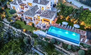 Villa de luxe méditerranéenne à vendre avec vue sur le golf et la mer dans une urbanisation fermée à La Quinta, Marbella - Benahavis 66701 
