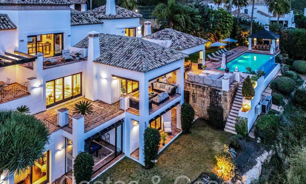 Villa de luxe méditerranéenne à vendre avec vue sur le golf et la mer dans une urbanisation fermée à La Quinta, Marbella - Benahavis 66702