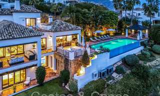 Villa de luxe méditerranéenne à vendre avec vue sur le golf et la mer dans une urbanisation fermée à La Quinta, Marbella - Benahavis 66703 