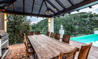Villa de luxe méditerranéenne à vendre avec vue sur le golf et la mer dans une urbanisation fermée à La Quinta, Marbella - Benahavis 66705 