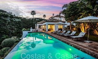 Villa de luxe méditerranéenne à vendre avec vue sur le golf et la mer dans une urbanisation fermée à La Quinta, Marbella - Benahavis 66706 