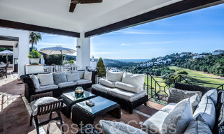 Villa de luxe méditerranéenne à vendre avec vue sur le golf et la mer dans une urbanisation fermée à La Quinta, Marbella - Benahavis 66707 