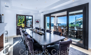 Villa de luxe méditerranéenne à vendre avec vue sur le golf et la mer dans une urbanisation fermée à La Quinta, Marbella - Benahavis 66710 