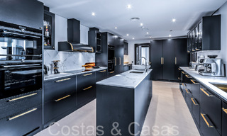 Villa de luxe méditerranéenne à vendre avec vue sur le golf et la mer dans une urbanisation fermée à La Quinta, Marbella - Benahavis 66711 