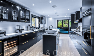 Villa de luxe méditerranéenne à vendre avec vue sur le golf et la mer dans une urbanisation fermée à La Quinta, Marbella - Benahavis 66712 