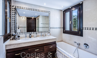Villa de luxe méditerranéenne à vendre avec vue sur le golf et la mer dans une urbanisation fermée à La Quinta, Marbella - Benahavis 66715 