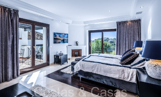Villa de luxe méditerranéenne à vendre avec vue sur le golf et la mer dans une urbanisation fermée à La Quinta, Marbella - Benahavis 66718 