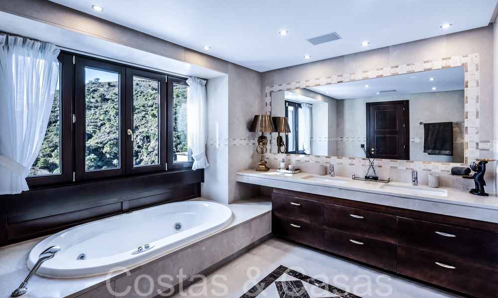 Villa de luxe méditerranéenne à vendre avec vue sur le golf et la mer dans une urbanisation fermée à La Quinta, Marbella - Benahavis 66719