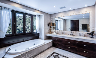 Villa de luxe méditerranéenne à vendre avec vue sur le golf et la mer dans une urbanisation fermée à La Quinta, Marbella - Benahavis 66719 