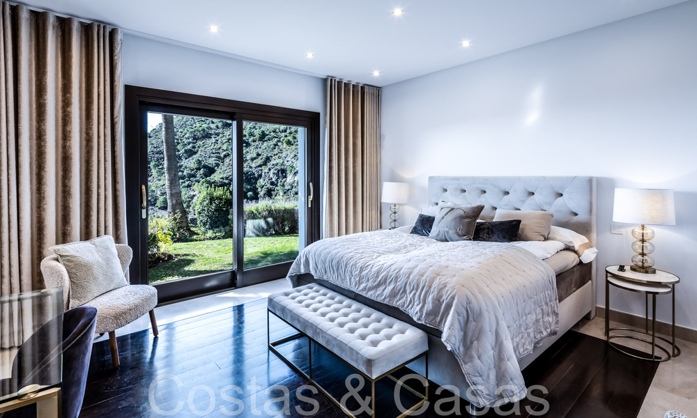 Villa de luxe méditerranéenne à vendre avec vue sur le golf et la mer dans une urbanisation fermée à La Quinta, Marbella - Benahavis 66720