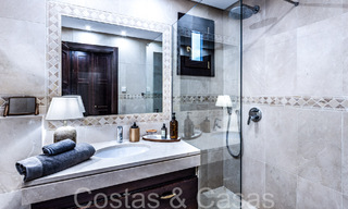 Villa de luxe méditerranéenne à vendre avec vue sur le golf et la mer dans une urbanisation fermée à La Quinta, Marbella - Benahavis 66722 