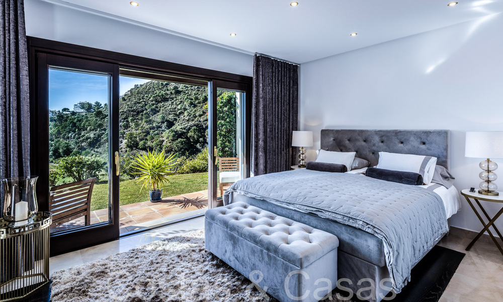 Villa de luxe méditerranéenne à vendre avec vue sur le golf et la mer dans une urbanisation fermée à La Quinta, Marbella - Benahavis 66724