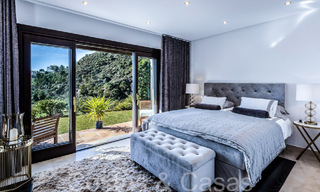 Villa de luxe méditerranéenne à vendre avec vue sur le golf et la mer dans une urbanisation fermée à La Quinta, Marbella - Benahavis 66724 