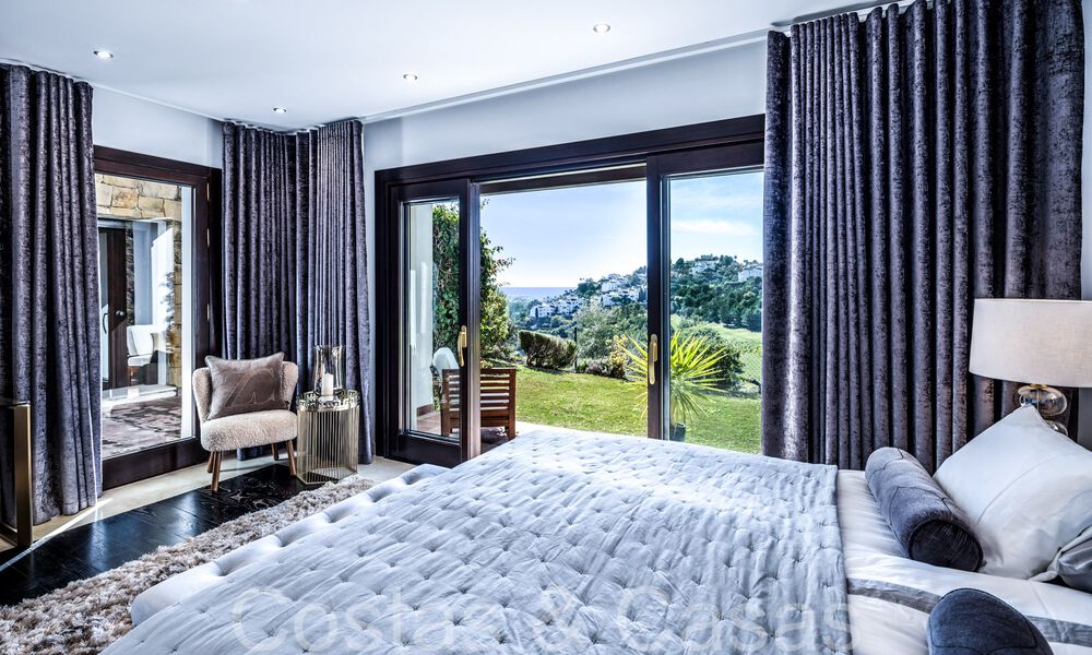 Villa de luxe méditerranéenne à vendre avec vue sur le golf et la mer dans une urbanisation fermée à La Quinta, Marbella - Benahavis 66725