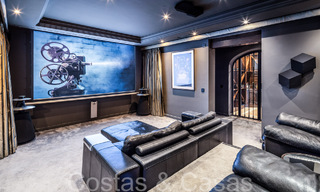 Villa de luxe méditerranéenne à vendre avec vue sur le golf et la mer dans une urbanisation fermée à La Quinta, Marbella - Benahavis 66727 