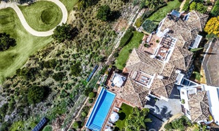 Villa de luxe méditerranéenne à vendre avec vue sur le golf et la mer dans une urbanisation fermée à La Quinta, Marbella - Benahavis 66729 
