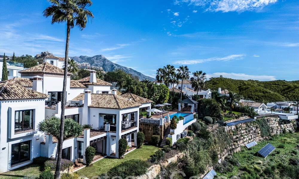 Villa de luxe méditerranéenne à vendre avec vue sur le golf et la mer dans une urbanisation fermée à La Quinta, Marbella - Benahavis 66730