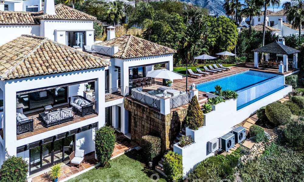 Villa de luxe méditerranéenne à vendre avec vue sur le golf et la mer dans une urbanisation fermée à La Quinta, Marbella - Benahavis 66731